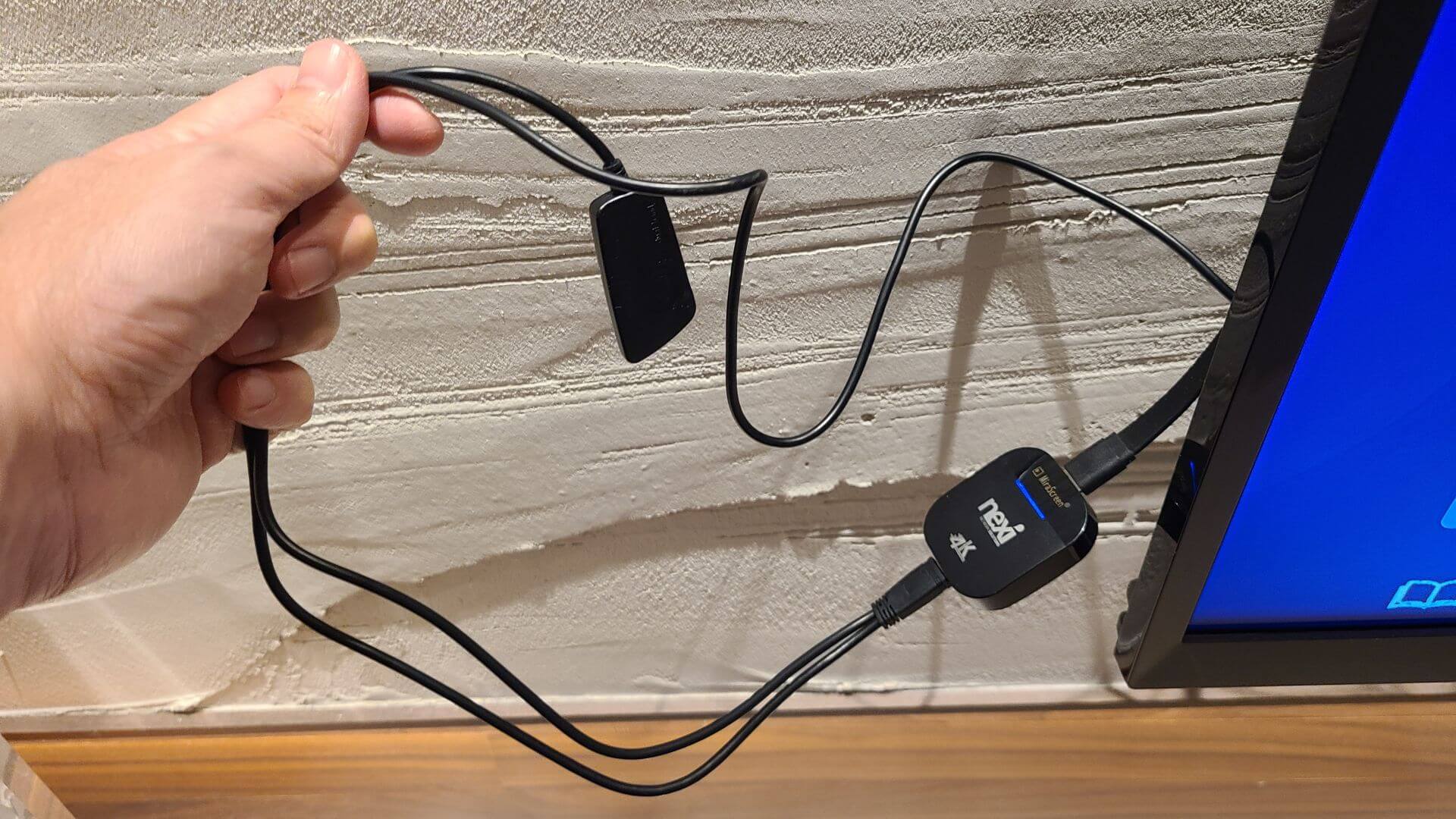 How Miracast wireless dongle connects to tv